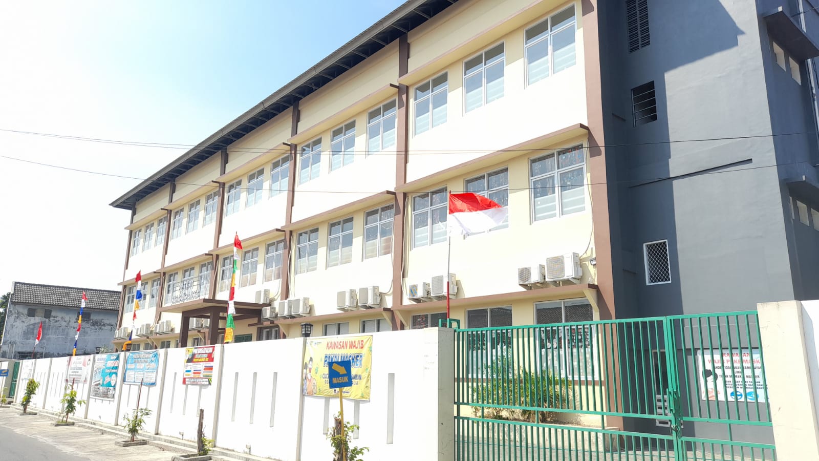 Gedung ruang belajar dan laboratorium SMP