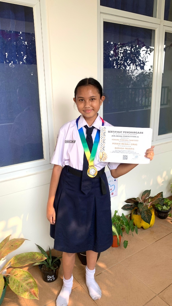 Yemima Chrisna Santoso peraih Medali Emas Bahasa Inggris Airlangga Competition 21